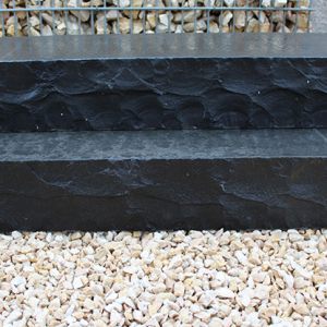 Basalt Blockstufe 15x35x100 cm, 4 Seiten gesägt und geflammt, Front gespalten