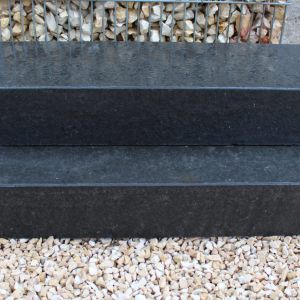 Basalt Blockstufe 15x35x100 cm, 5 Seiten gesägt und geflammt