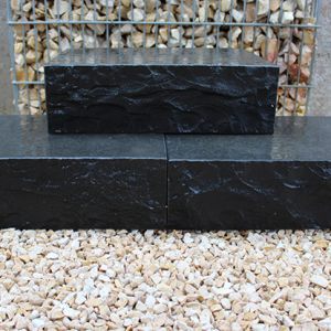 Basalt Blockstufe 15x35x50 cm, 4 Seiten gesägt und geflammt, Front gespalten