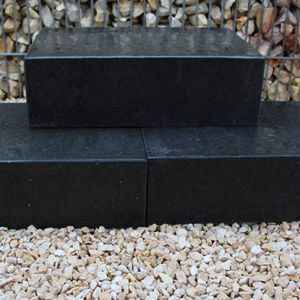 Basalt Blockstufe 15x35x50 cm, 5 Seiten gesägt und geflammt