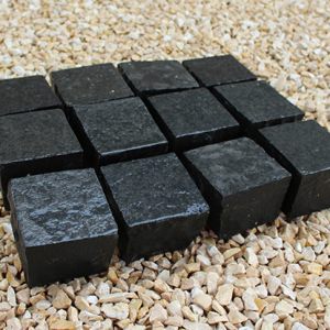 Basalt Pflaster 10x10x8 cm gesägt und geflammt
